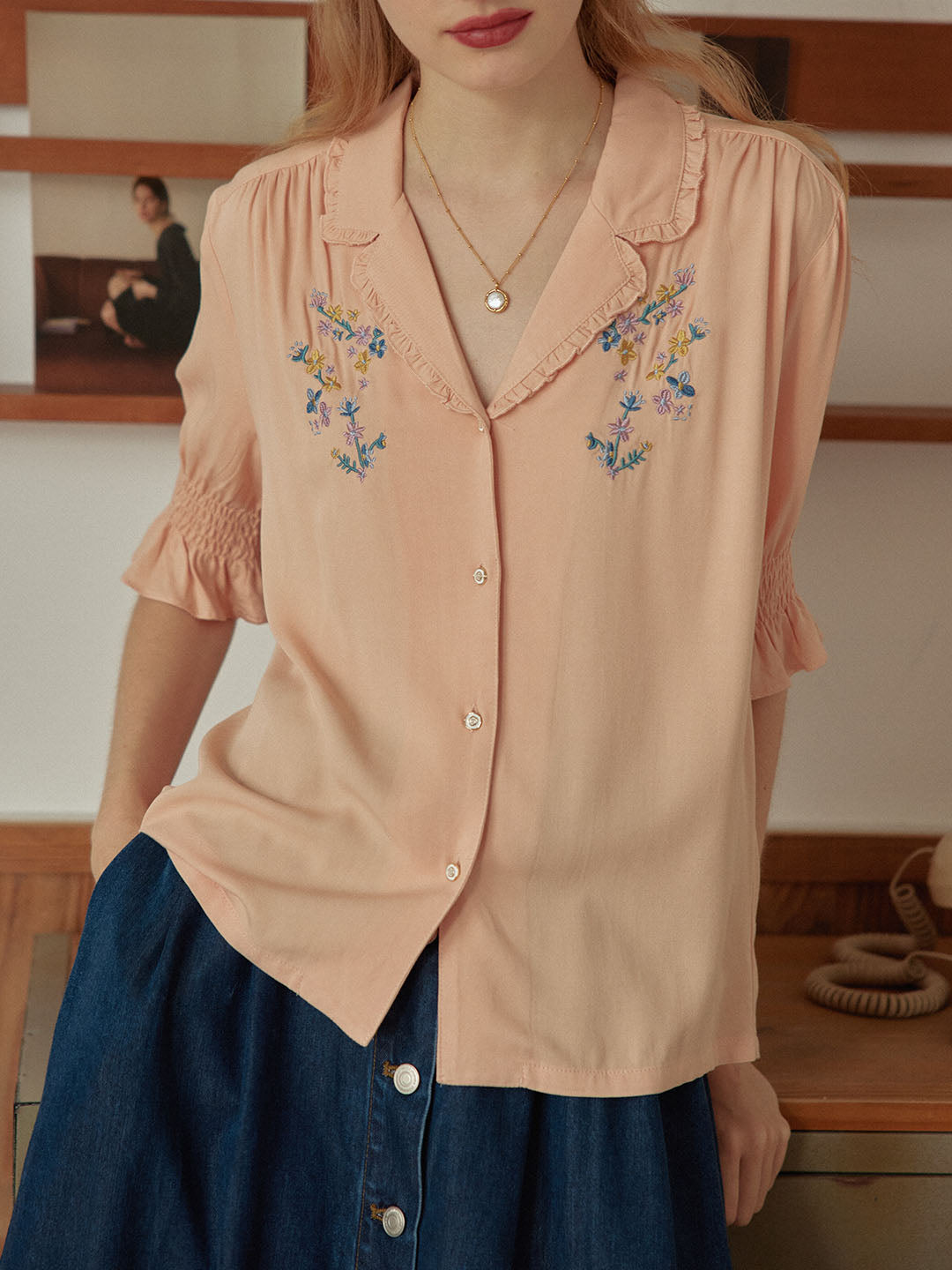 Alicia 粉橙色V領彩色刺繡泡泡袖襯衫/SIMPLERETRO