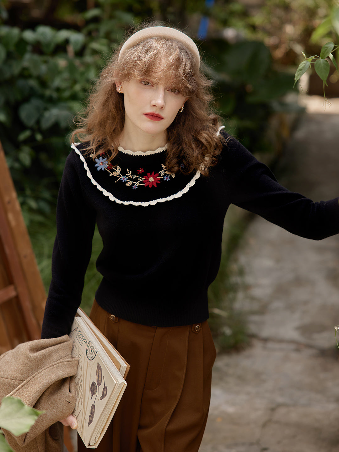 Grace 黑色刺繡園領毛衣/SIMPLERETRO