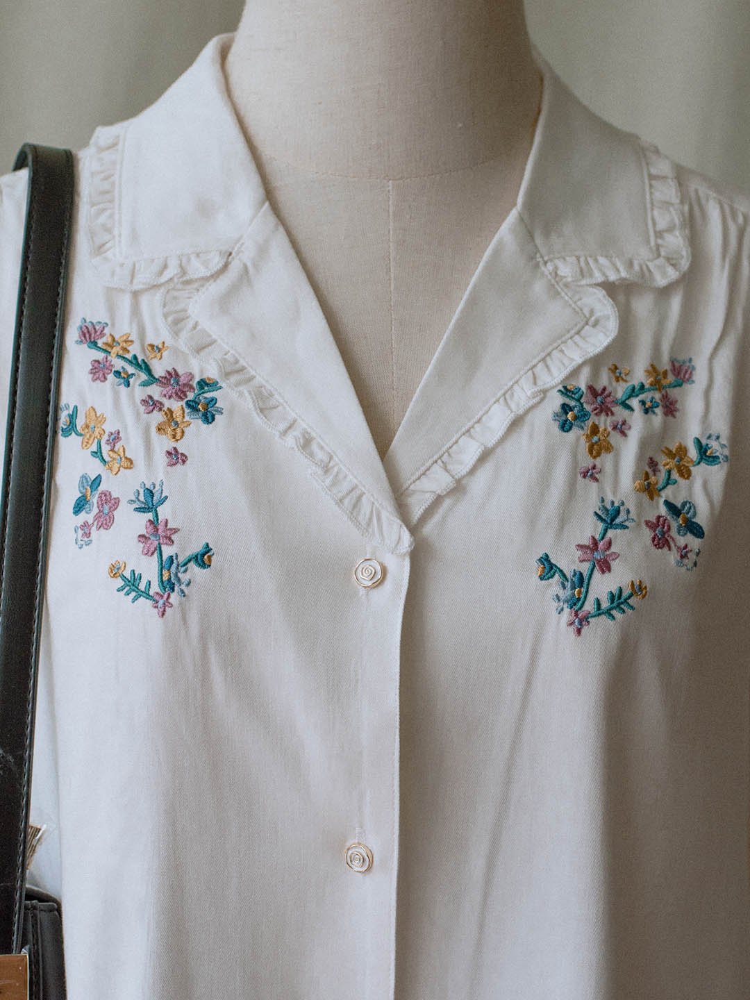 Simple Retro-Alicia白色V領彩色刺繡泡泡袖襯衫