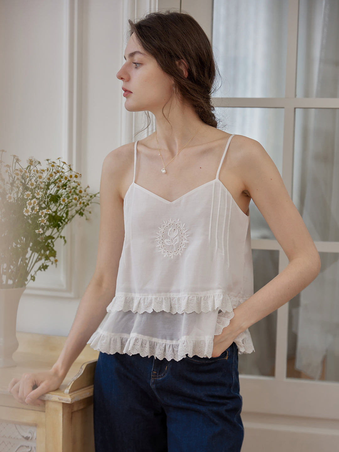 Kathryn 白色花邊刺繡吊帶衫/SIMPLERETRO