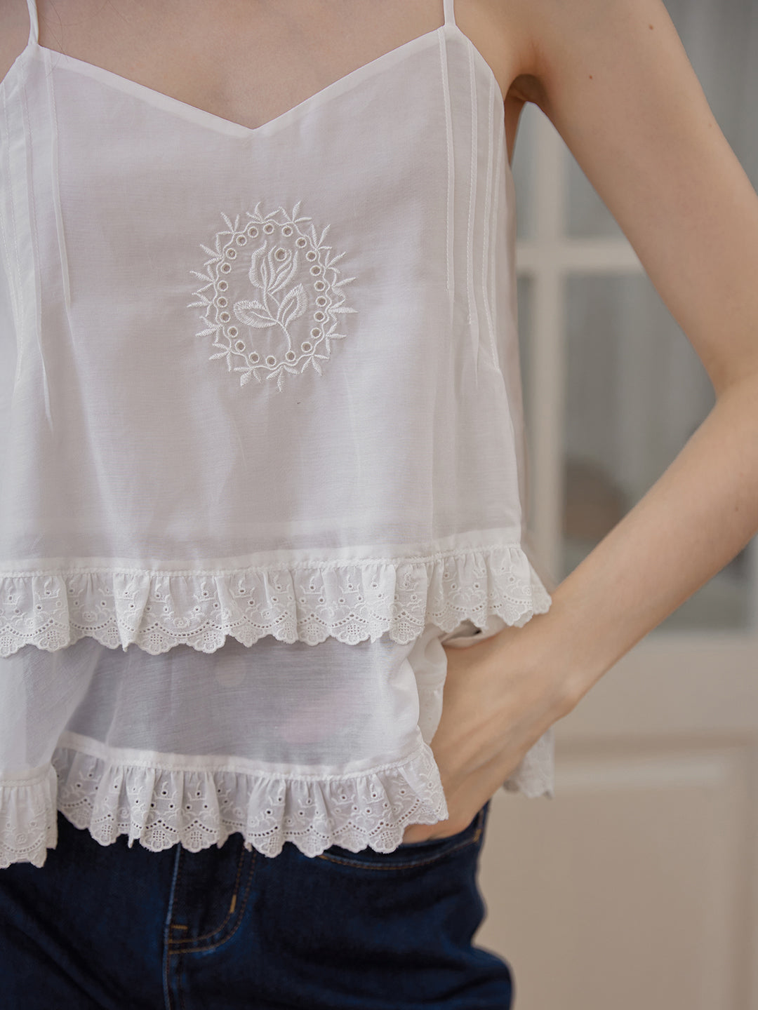 Kathryn 白色花邊刺繡吊帶衫/SIMPLERETRO