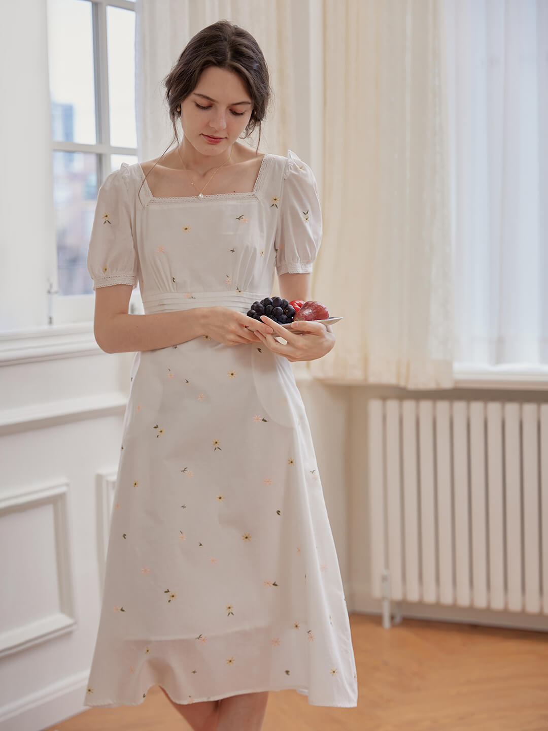 Erin 白色蕾絲方領雛菊刺繡連身裙/SIMPLERETRO