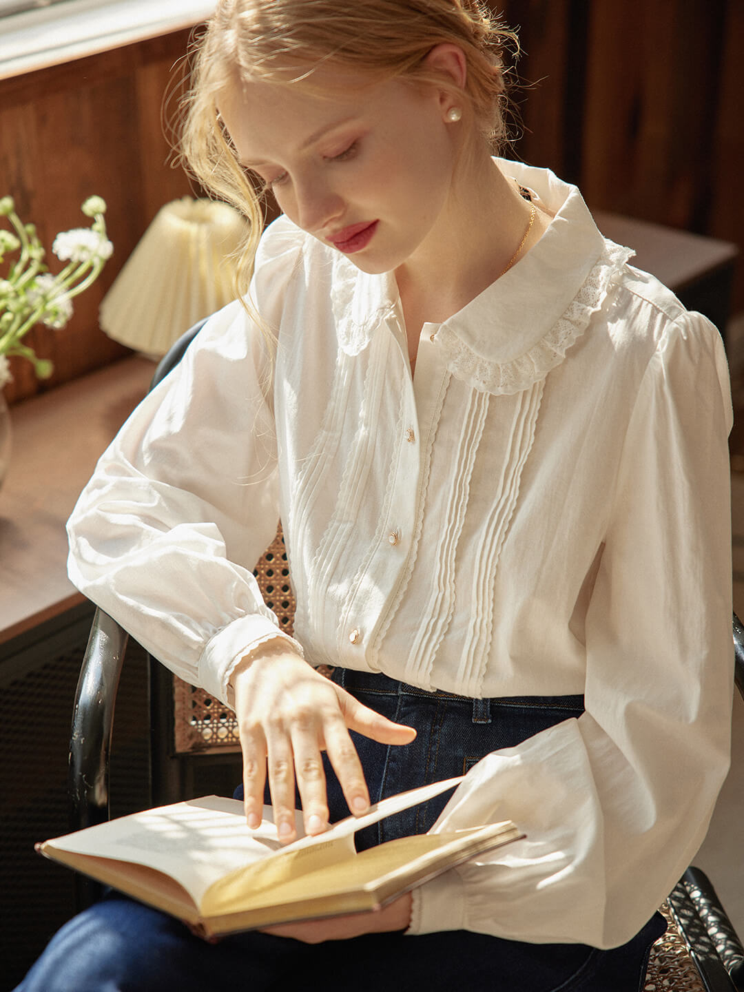 Lydia 白色彼得潘領花邊襯衫