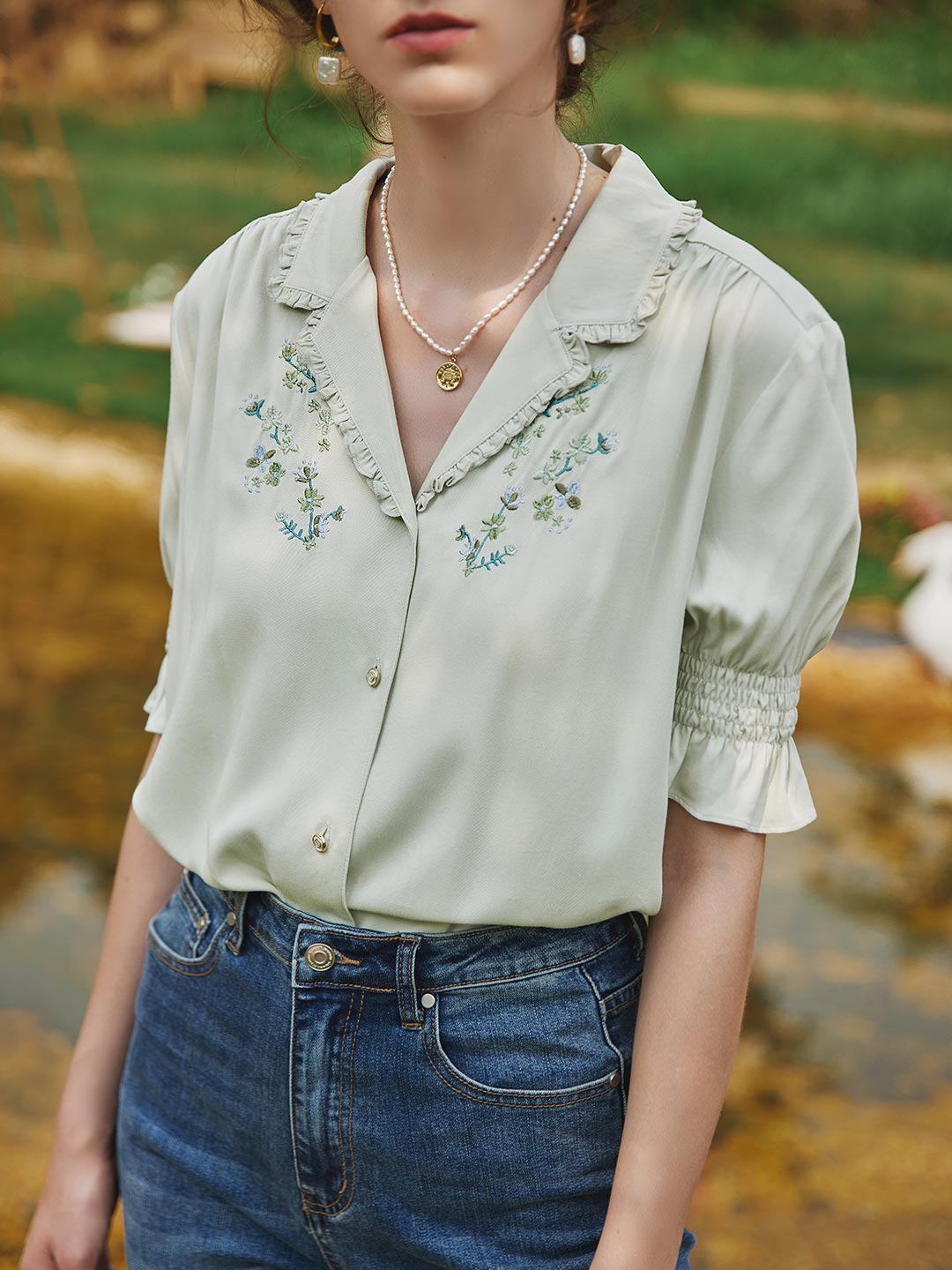Simple Retro-Alicia白色V領彩色刺繡泡泡袖襯衫