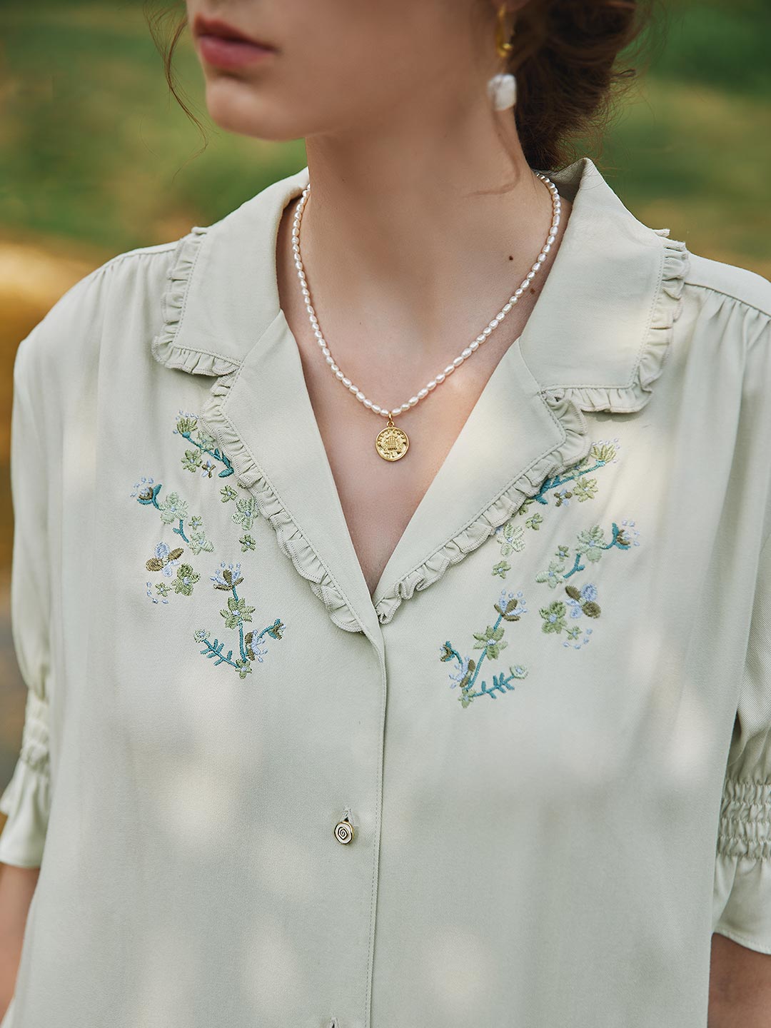 Simple Retro-Alicia白色V領彩色刺繡泡泡袖襯衫