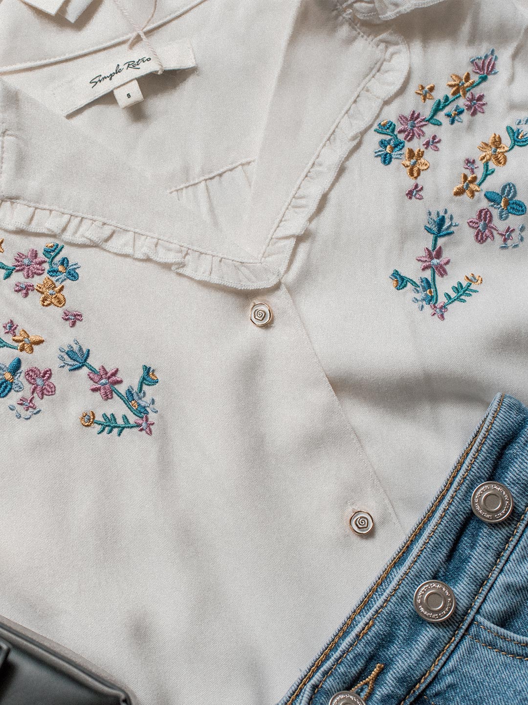 Simple Retro-Alicia白色V領彩色刺繡泡泡袖襯衫