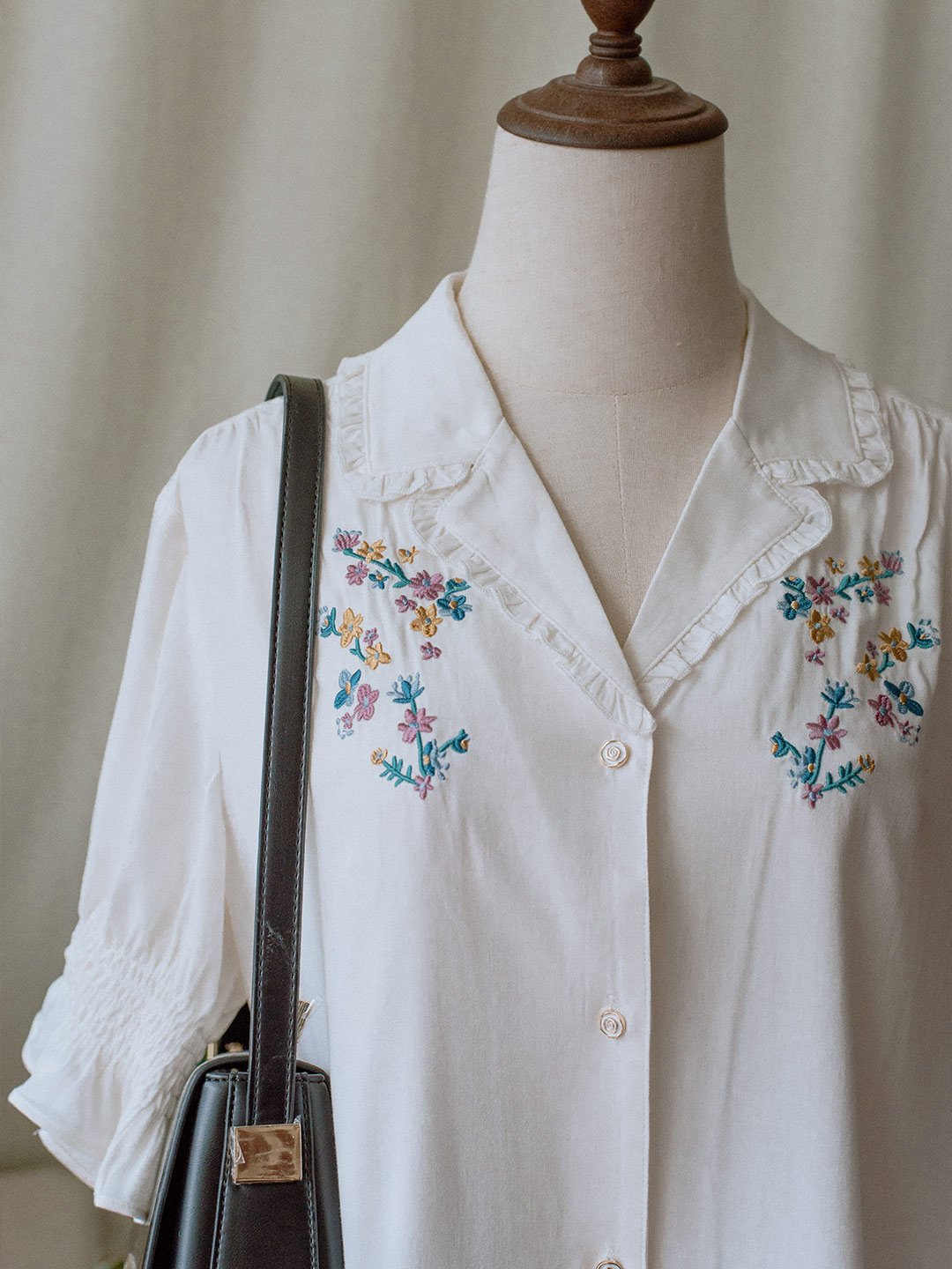 Simple Retro-Alicia白色V領彩色刺繡泡泡袖襯衫