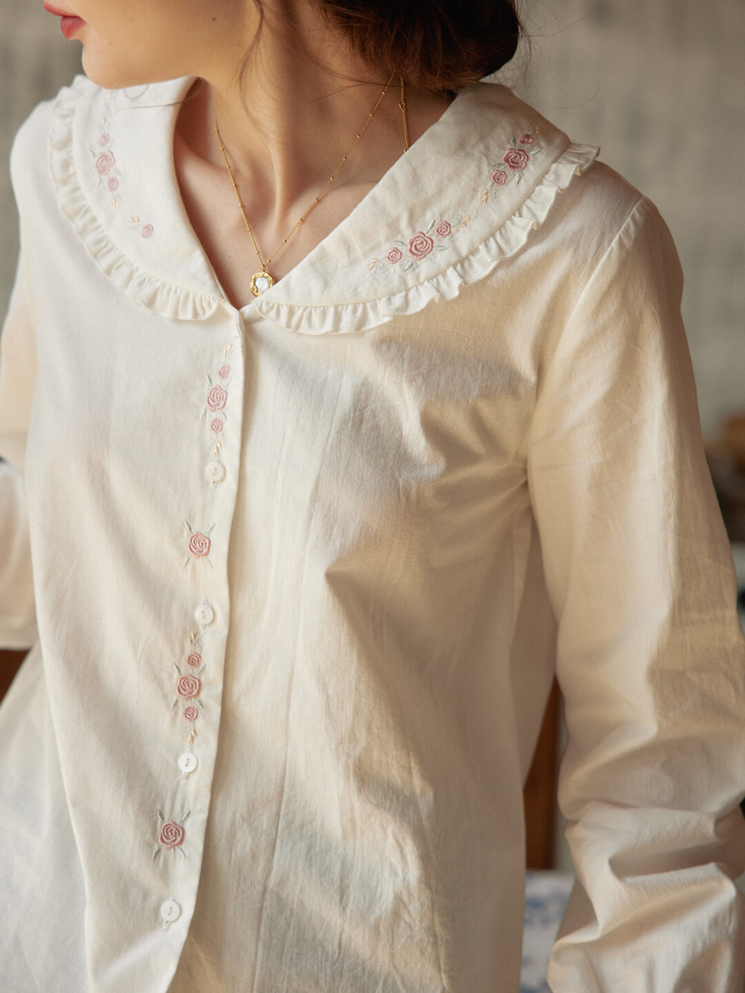 Maleah 白色花邊玫瑰刺繡襯衫/SIMPLERETRO
