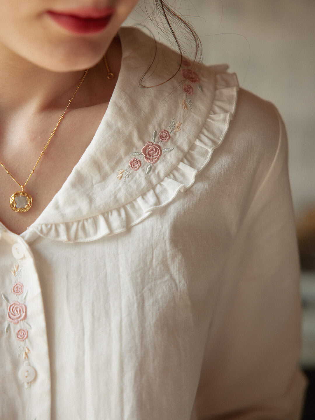 Maleah 白色花邊玫瑰刺繡襯衫/SIMPLERETRO