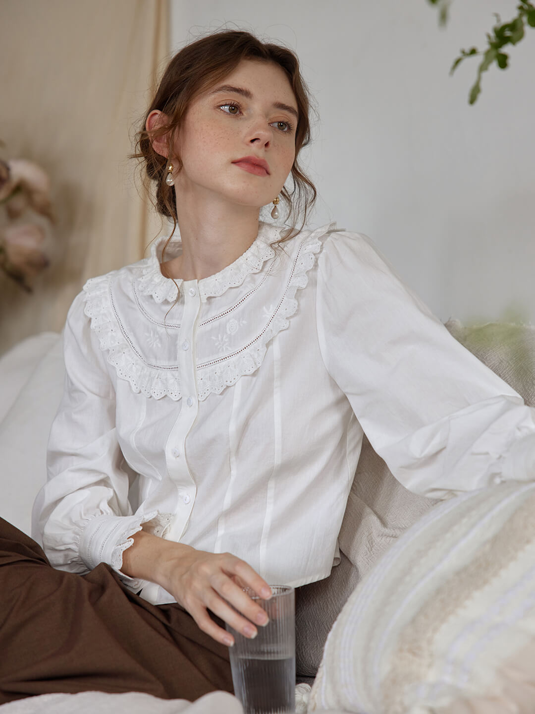 Camila 白色圓領花邊短款襯衫