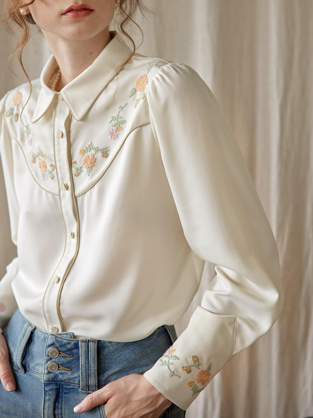 Rachel 米杏色刺繡翻領襯衫