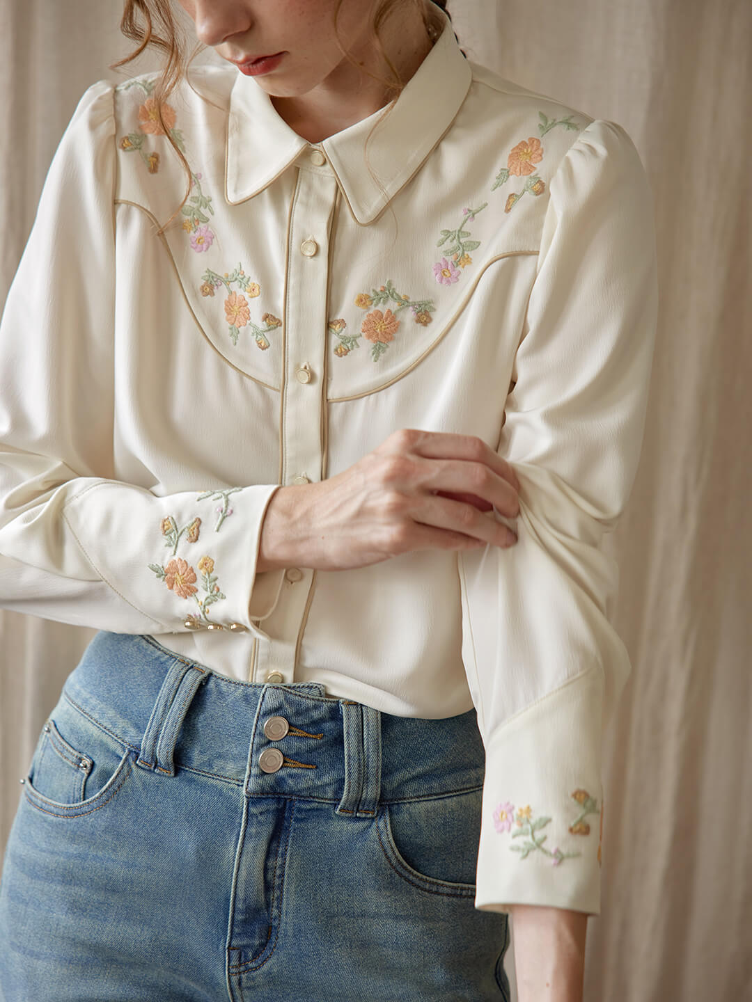 Rachel 米杏色刺繡翻領襯衫