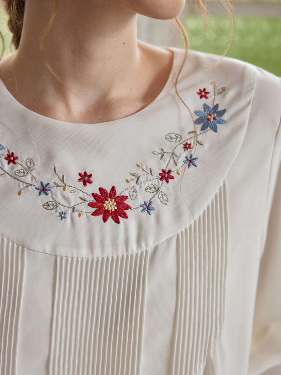 Julia 米白色圓領彩色刺繡襯衫