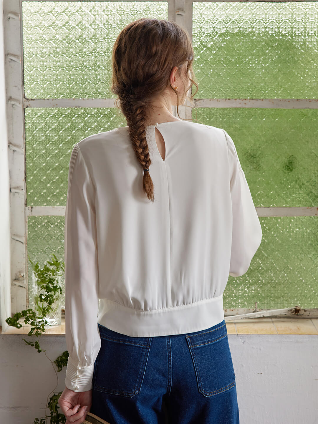 Julia 米白色圓領彩色刺繡襯衫