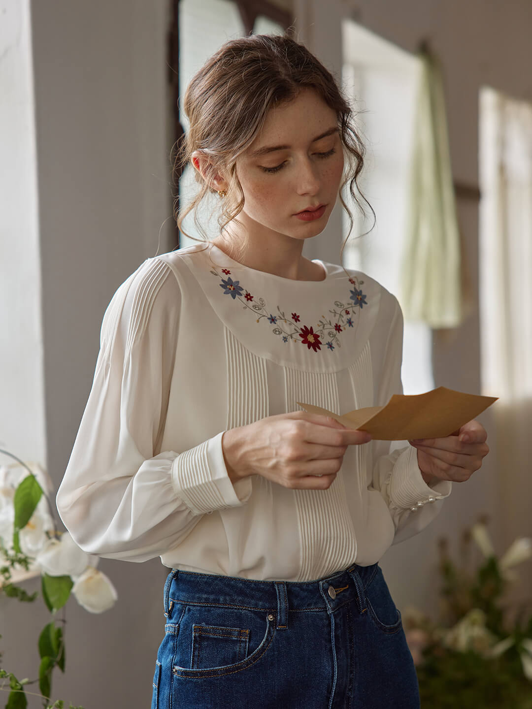 Julia 米白色圓領彩色刺繡襯衫