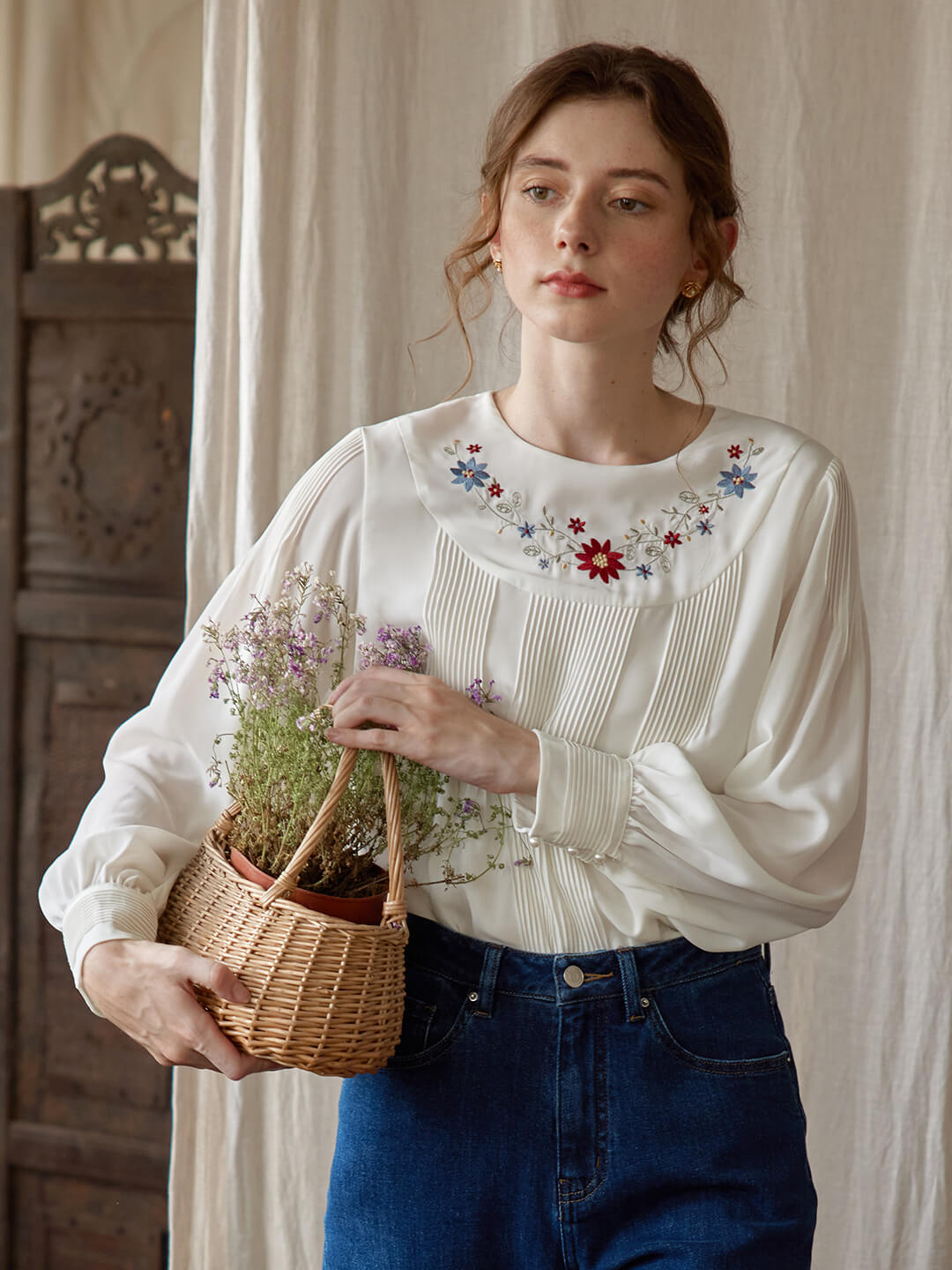Julia 米白色圓領彩色刺繡襯衫