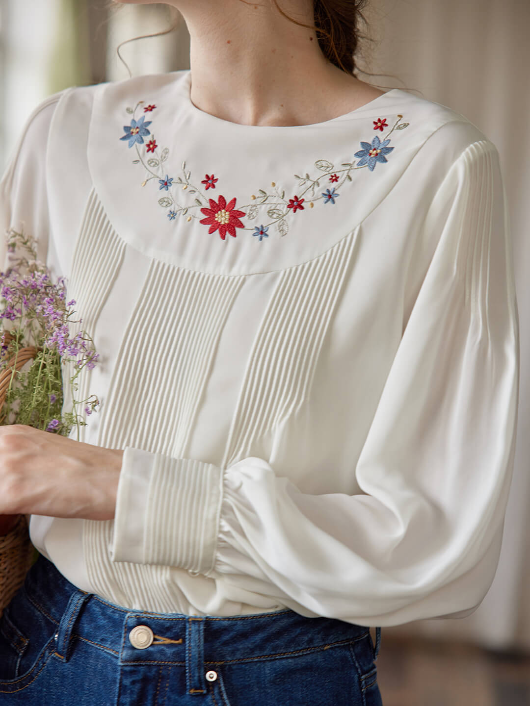 Julia 米白色圓領彩色刺繡襯衫