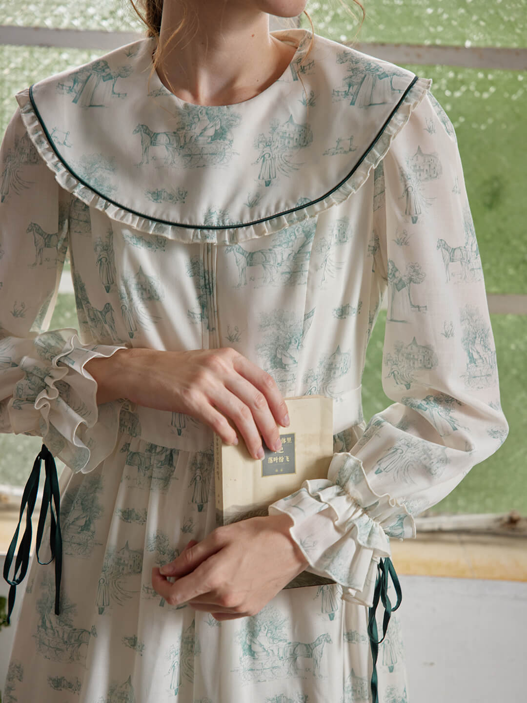 Anne 白色復古圓領印花連身裙