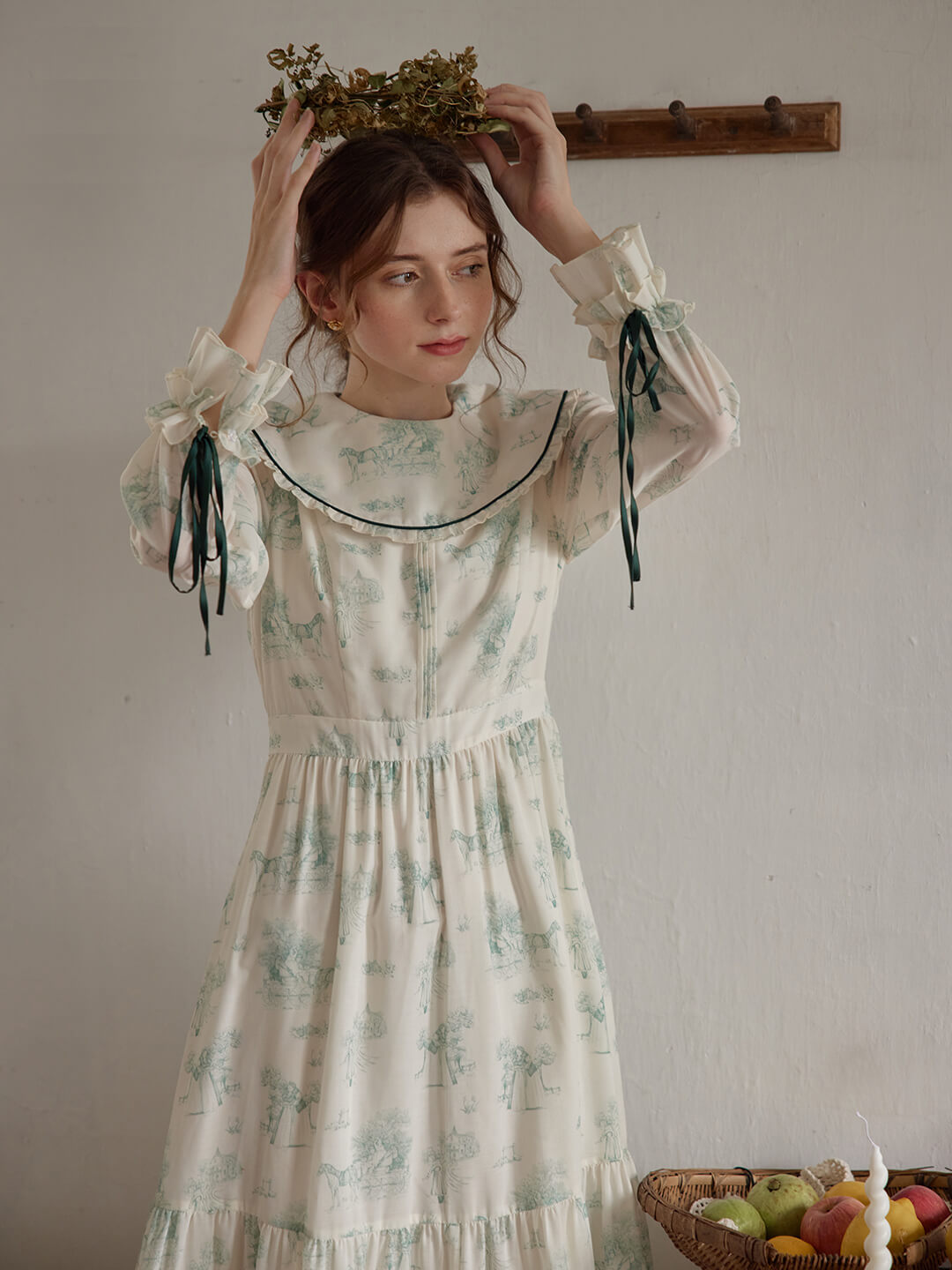Anne 白色復古圓領印花連身裙