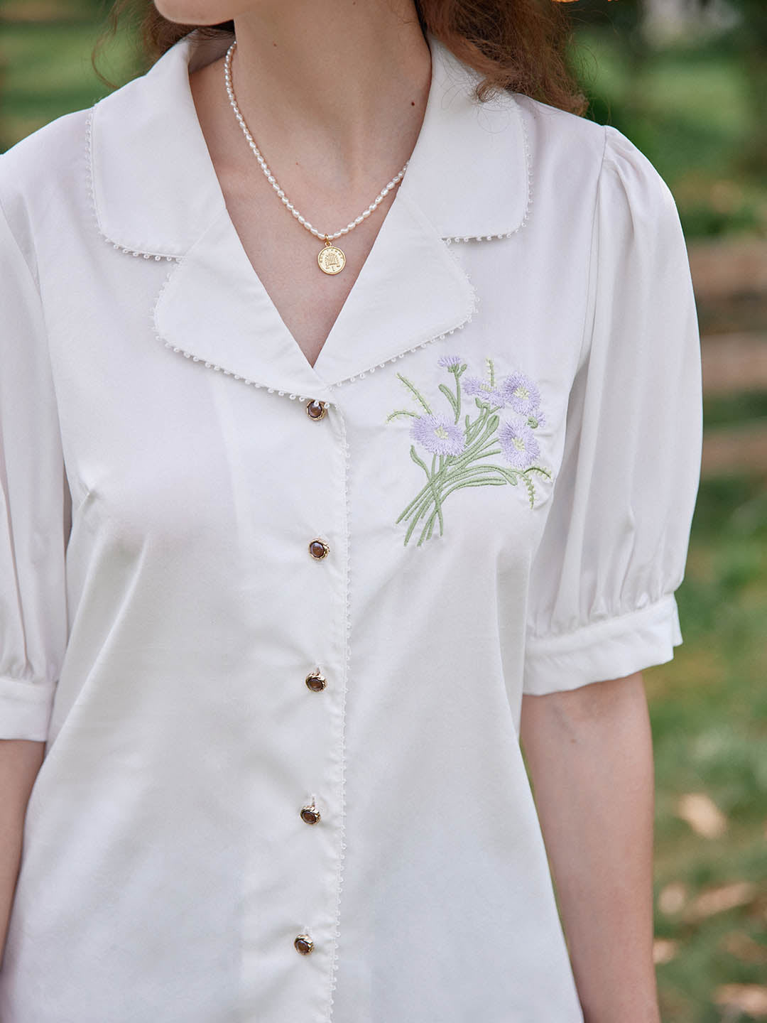 Ailie 莫代爾V領刺繡襯衫