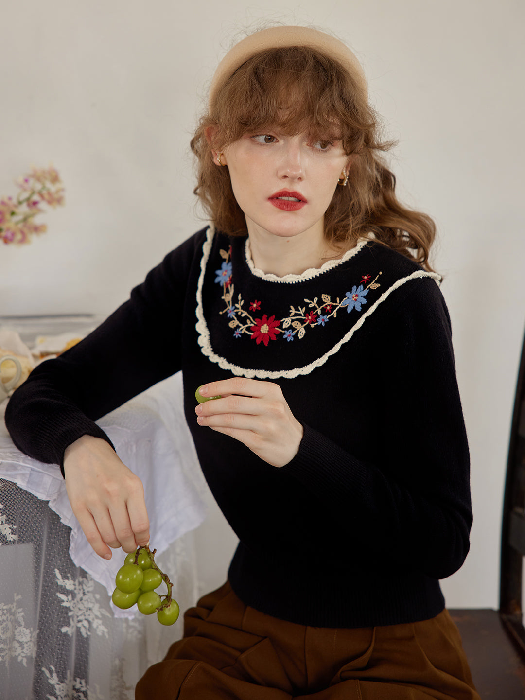 Grace 黑色刺繡園領毛衣/SIMPLERETRO