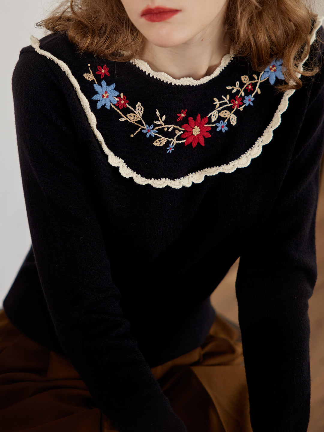 Grace 黑色刺繡園領毛衣/SIMPLERETRO