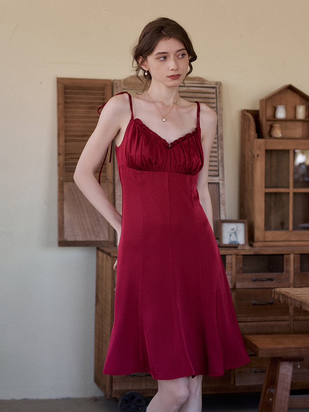Jennifer 紅色V領短款法式吊帶連身裙/SIMPLE RETRO