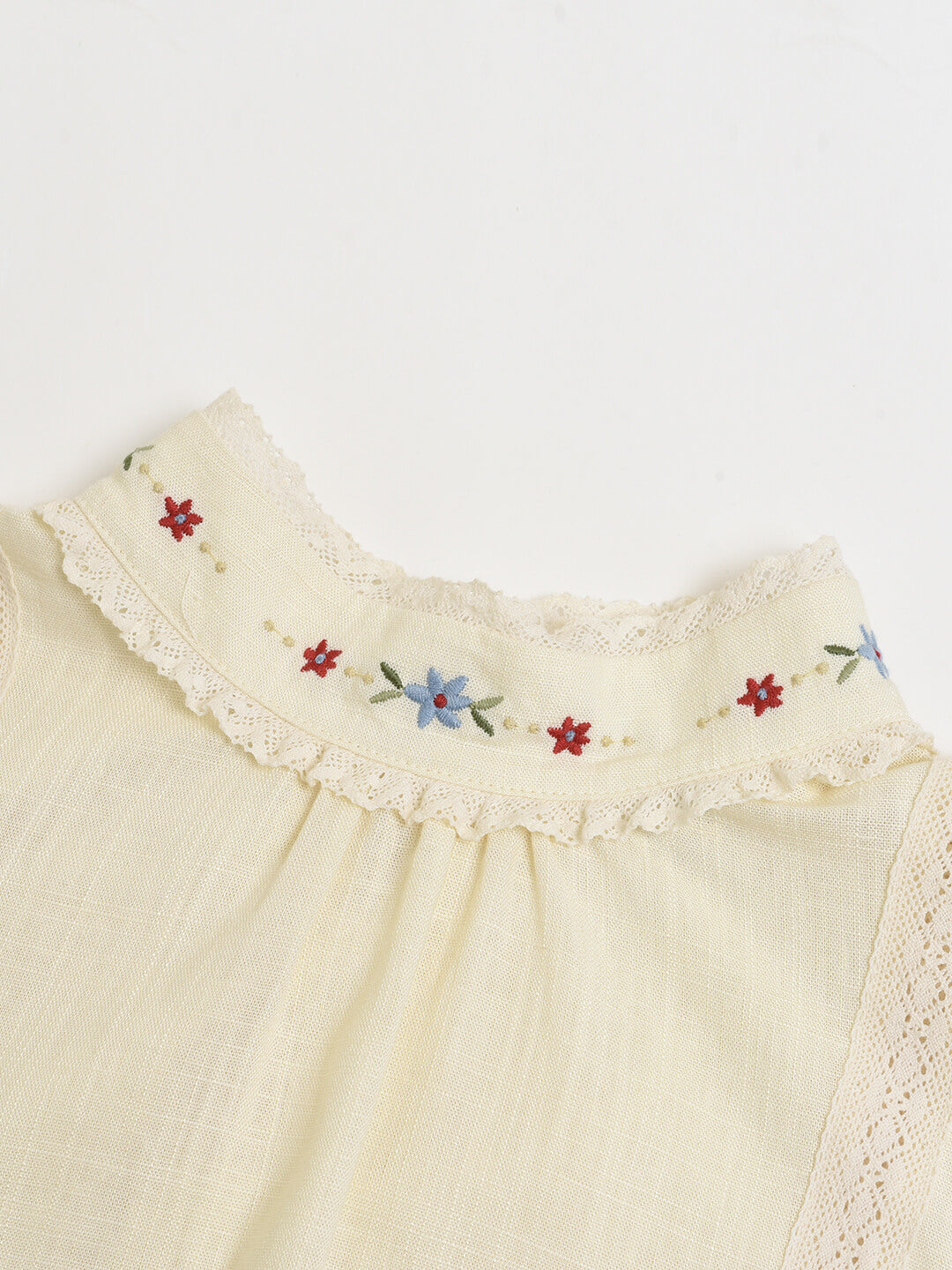 Ella 奶杏色半高領刺繡襯衫
