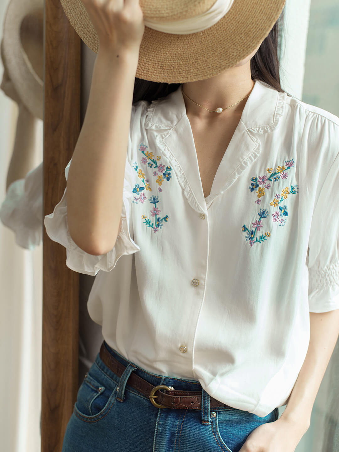 Alicia 白色V領彩色刺繡泡泡袖襯衫